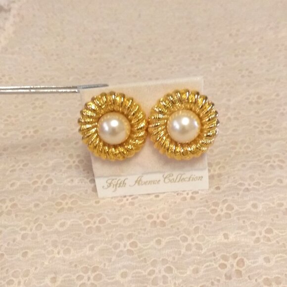 Vintage White Cream Pearl Statement Large Gold Tone Earrings Non-Pierced Clip - Picture 2 of 8